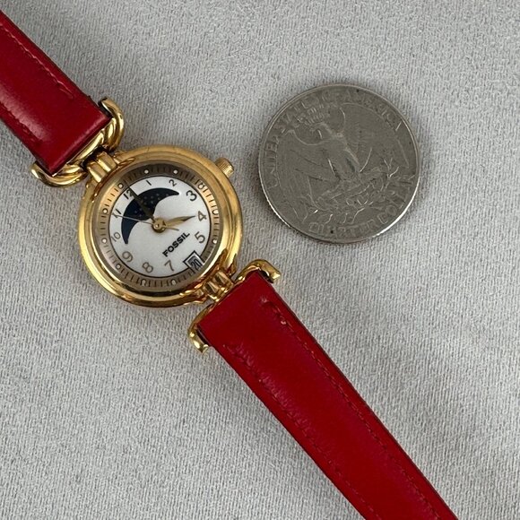 Vintage Fossil T Lug Moon phase Watch with Gold Bezel and Stainless Steel Back - Picture 8 of 8